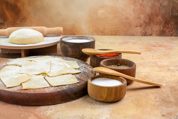 クリームデスクの料理パスタに小麦粉と調味料を入れた生生地のスライスを正面から見る