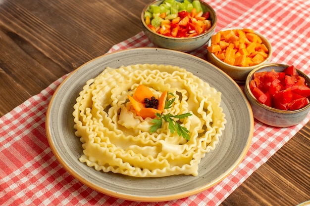 茶色のスペースにスライスした野菜と正面の生パスタ生地