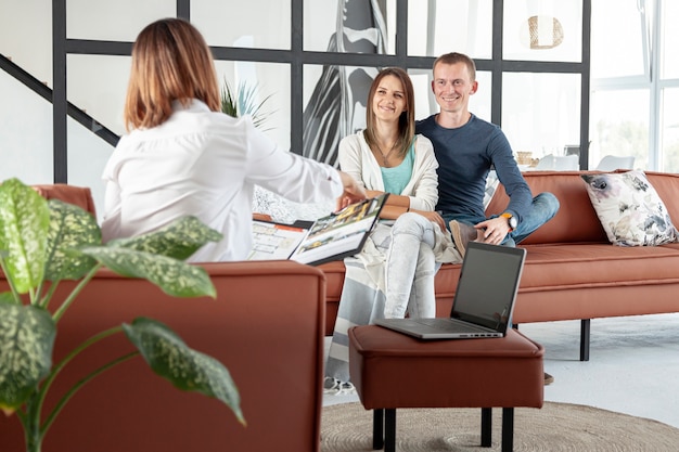 Front view real state agent talking with couple