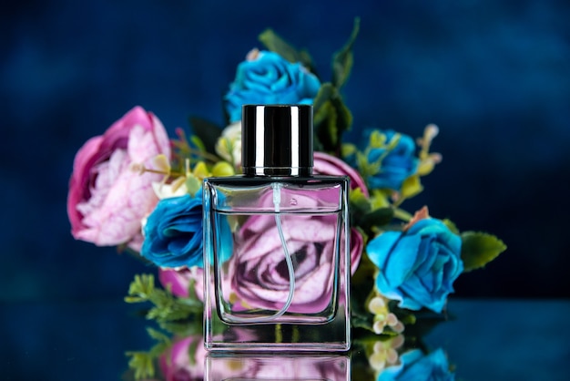 紺色の長方形の香水瓶色の花の正面図