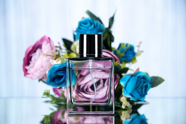 長方形の香水瓶色の花の正面図