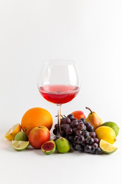 Вид спереди красный алкогольный напиток внутри стакана с разными свежими фруктами на белой стене алкогольный напиток ликер виски-бар