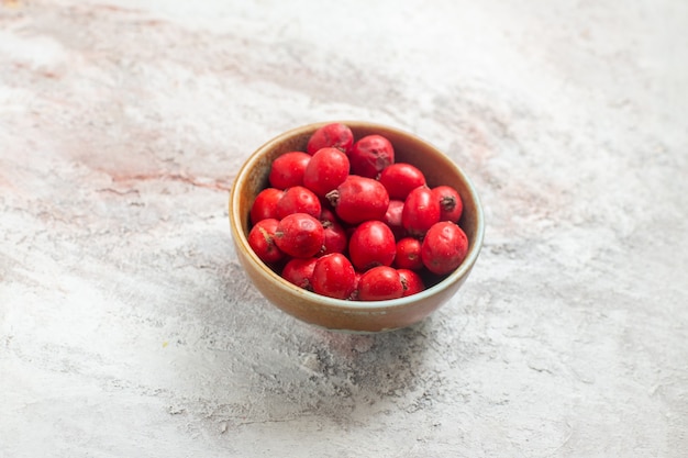 흰색 바탕에 접시 안에 전면보기 붉은 열매