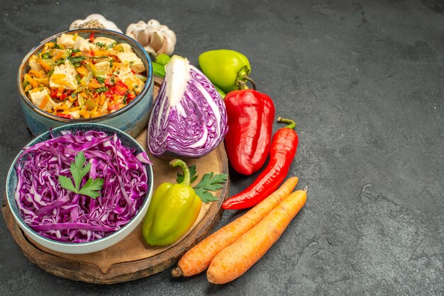 진한 회색 테이블 익은 다이어트 건강 샐러드에 신선한 야채와 함께 전면보기 붉은 양배추