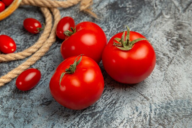 로프와 함께 전면보기 빨간 체리 토마토