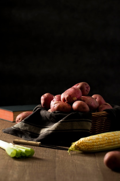 Free photo front view red potatoes with corn