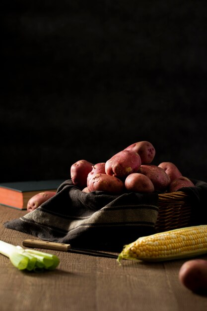 옥수수와 전면보기 빨간 감자