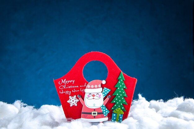파란색 배경에 전면 보기 빨간색 크리스마스 선물 가방