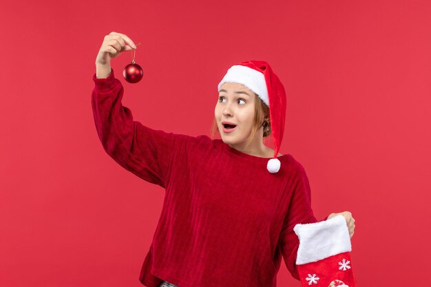 クリスマスのおもちゃ、クリスマスの赤い休日を保持している正面図通常の女性