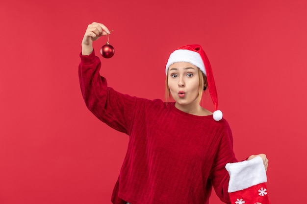 クリスマスのおもちゃ、クリスマスの赤い休日を保持している正面図通常の女性