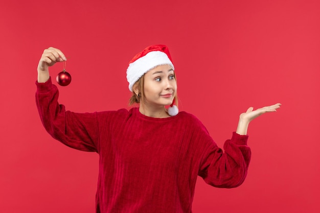 Foto gratuita vista frontale femmina normale con giocattolo di natale, emozione vacanza di natale