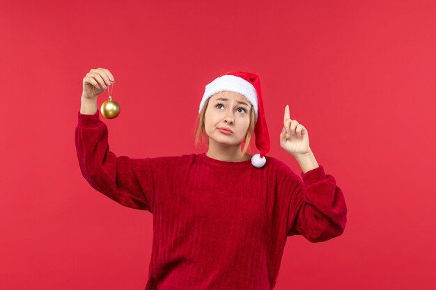 Вид спереди обычная женщина с елочной игрушкой, красный праздник рождества