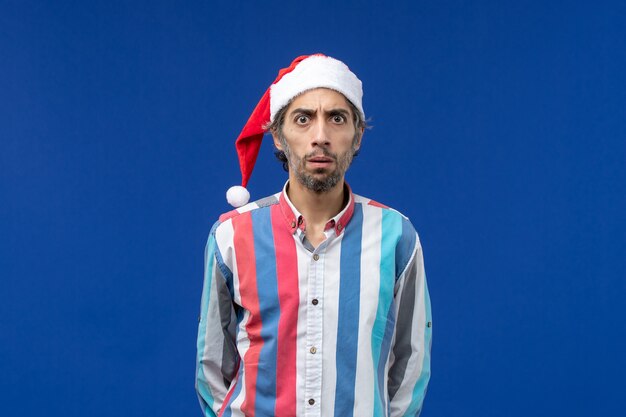 混乱した表情、サンタのクリスマス休暇の正面図通常の男性