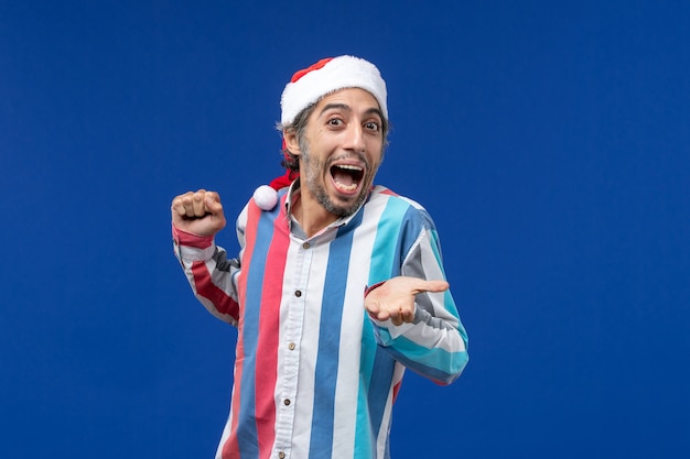 Вид спереди обычный мужчина с возбужденным выражением лица, рождественские каникулы санта