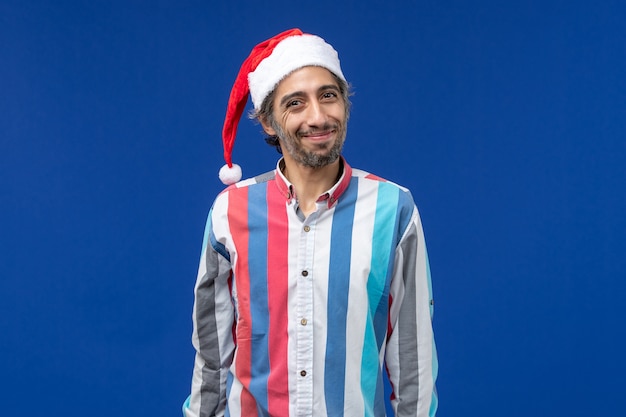 Бесплатное фото Вид спереди обычный мужчина с счастливым выражением лица, рождественский праздник санта-клауса