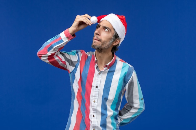 Vista frontale maschio normale con berretto rosso, vacanza santa natale