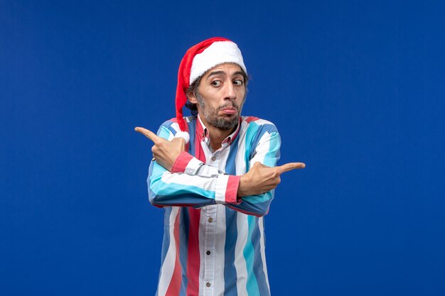 Вид спереди обычный мужчина в красной рождественской шапке, праздник санта-клауса