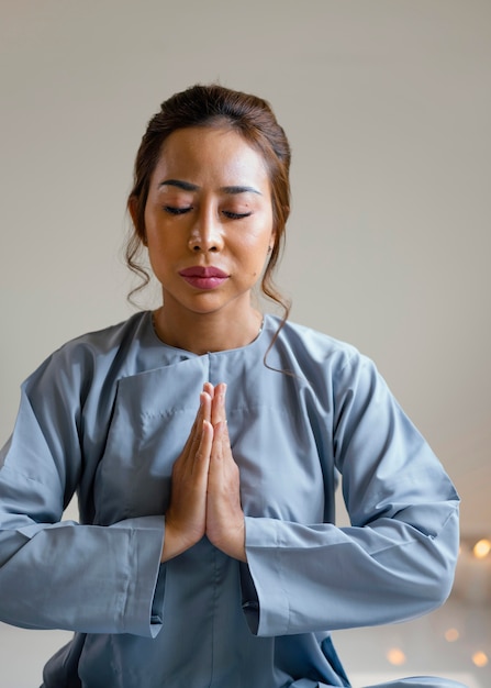 Вид спереди религиозной женщины, молящейся