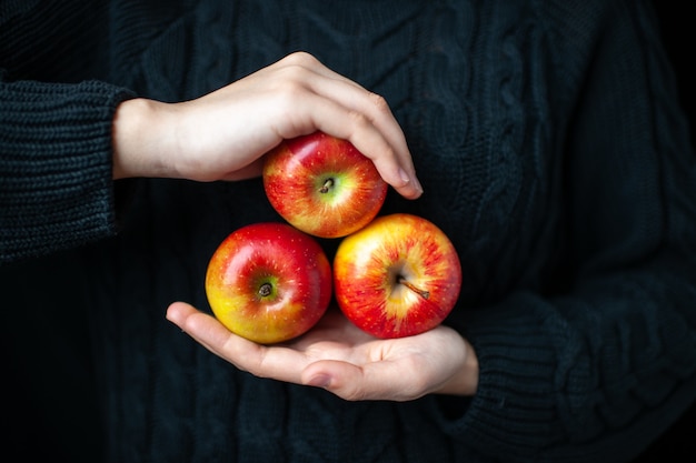 Free photo front view ripe red apples in woman hands