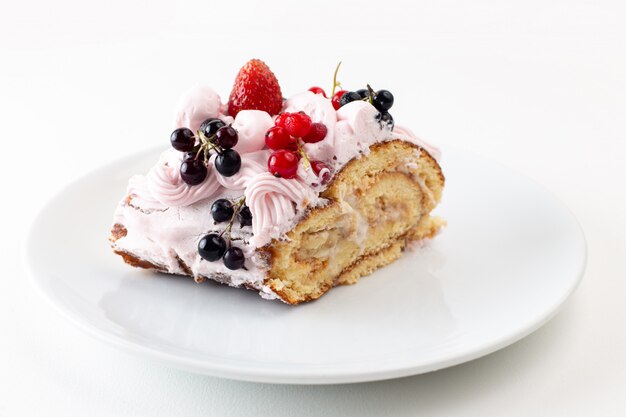 크림 블루 베리와 딸기 흰색 접시 안에 전면보기 롤 슬라이스