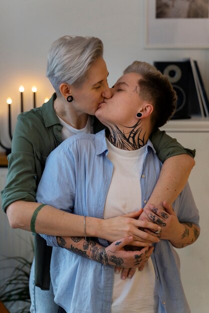 自宅でロマンチックなレズビアンのカップルの正面図