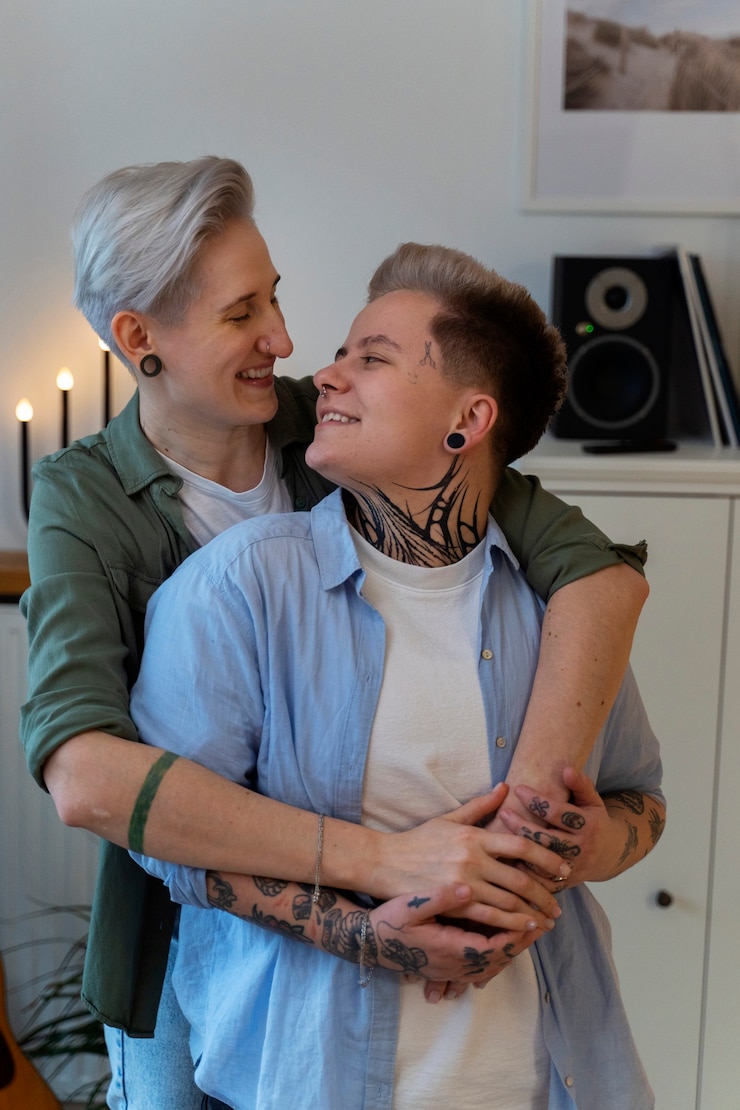 Free Photo front view romantic lesbian couple at home