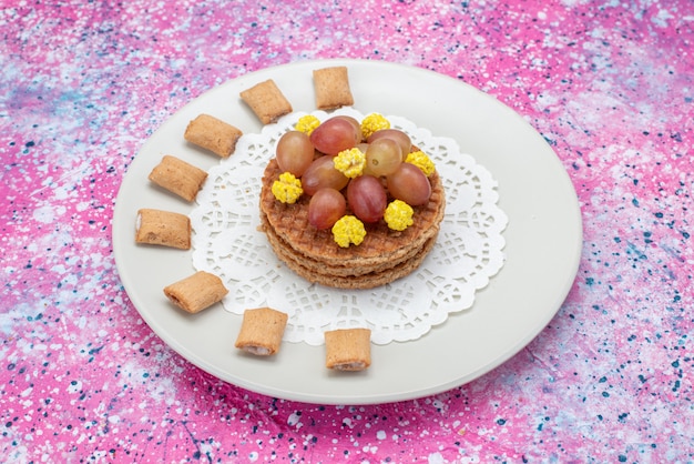 Front view round cookies with grapes inside plate