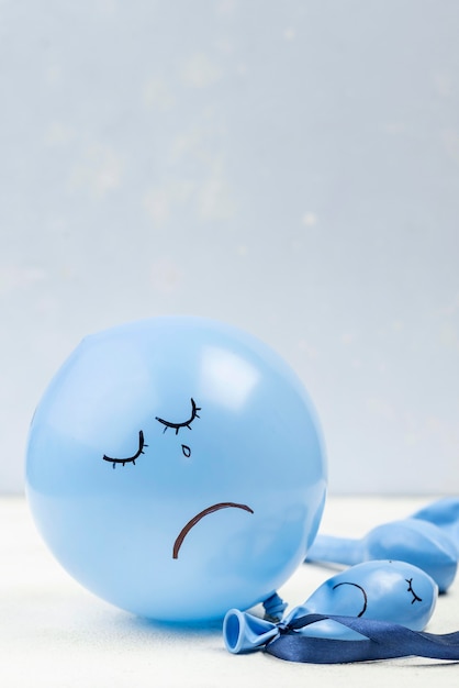 Вид спереди грустный воздушный шар для синего понедельника