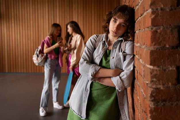 Foto gratuita ragazza triste di vista frontale vittima di bullismo