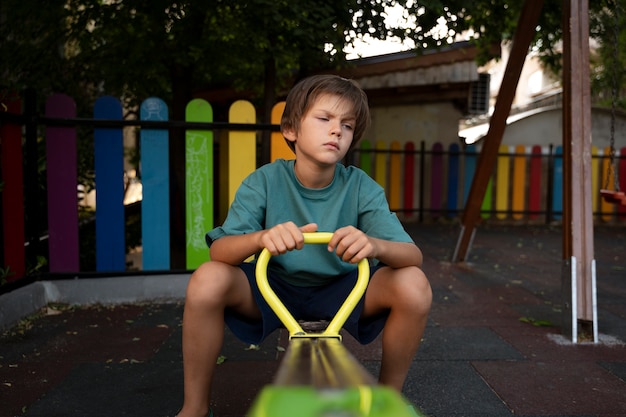 Ragazzo triste di vista frontale nel parco