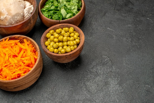 Вид спереди ингредиенты салата с курицей на темном столе, здоровый салат, еда, диета
