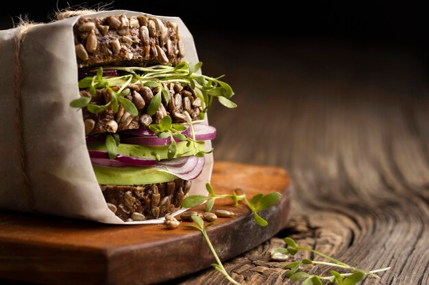 Foto gratuita vista frontale del panino con insalata con copia spazio