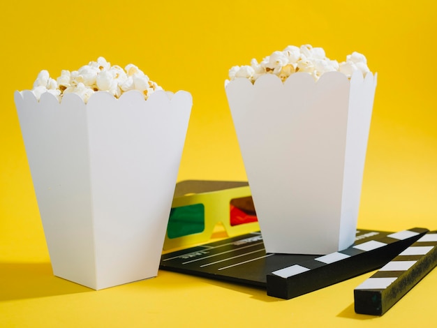 Foto gratuita vista frontale salato scatole di popcorn sul tavolo
