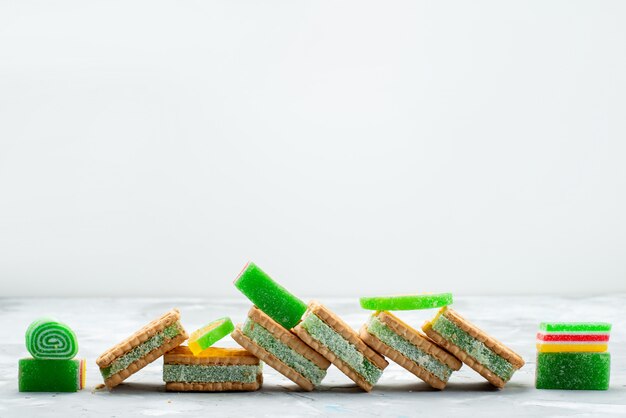 Сэндвич-печенье, вид спереди, восхитительное с мармеладом на белом настольном печенье