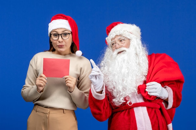 無料写真 正面図サンタクロースと青い休日の精神感情クリスマス雪色の文字と若い女性