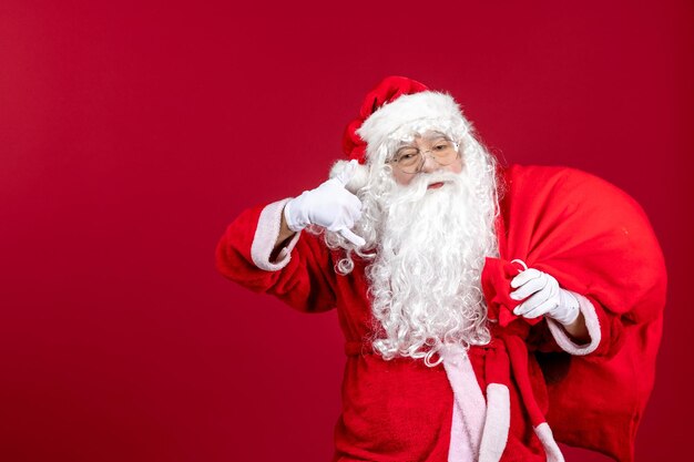 빨간 감정 새해 크리스마스 휴일에 선물로 가득 찬 가방을 들고 산타 클로스 전면보기
