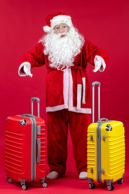 여행을 준비하는 두 개의 가방을 들고 전면 보기 산타 클로스