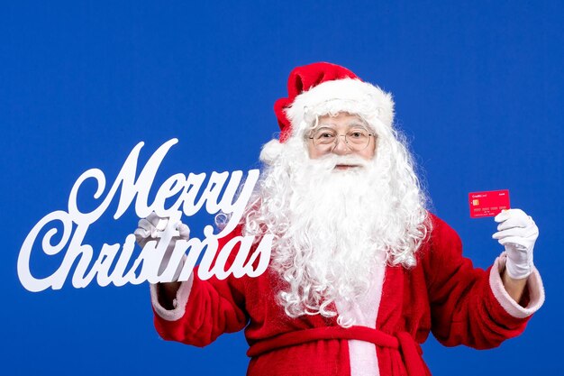 전면 보기 산타 클로스는 은행 카드와 푸른 색 휴가에 쓰는 메리 크리스마스 선물 크리스마스를 제공합니다.