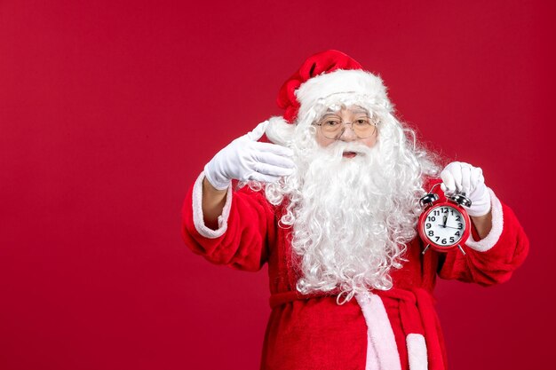 빨간 크리스마스 휴일 새 해 감정에 시계를 들고 전면 보기 산타 클로스