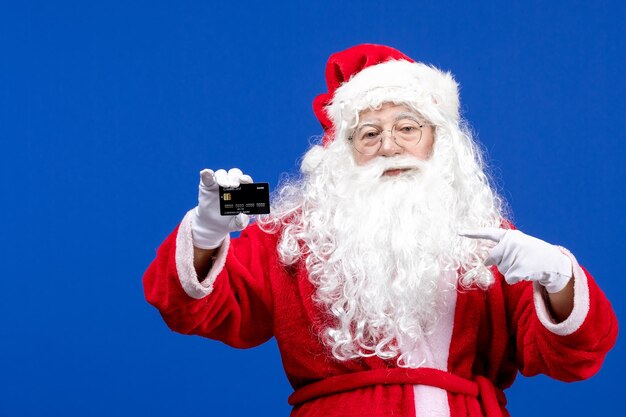 파란색 선물 크리스마스 휴일에 검은색 은행 카드를 들고 빨간 양복을 입은 산타클로스