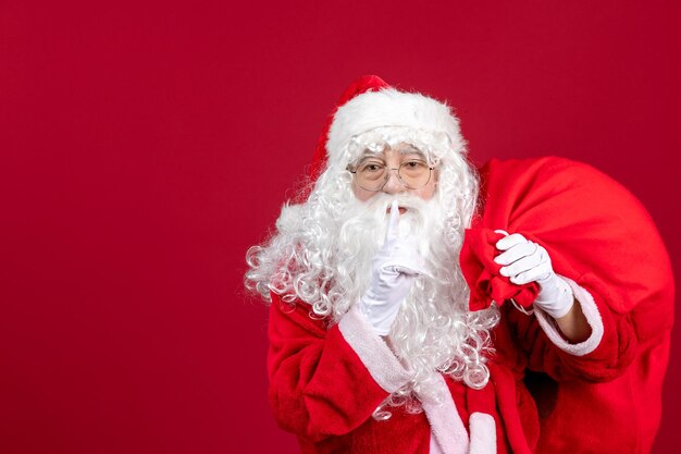 Vista frontale babbo natale con borsa piena di regali in vacanza rossa capodanno emozione natalizia