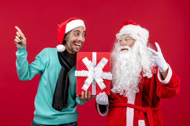 빨간색 선물 감정 빨간색 크리스마스 새 해에 휴가 선물을 들고 남성과 전면 보기 산타 클로스