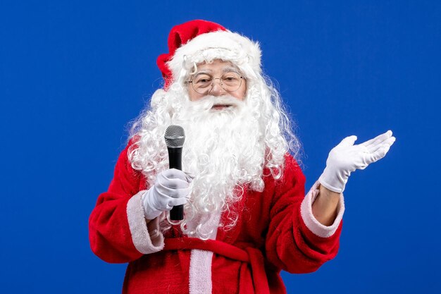 푸른 눈 휴일 크리스마스에 빨간 양복과 흰 수염을 들고 있는 산타클로스