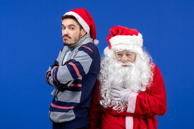 Vista frontale babbo natale con giovane maschio