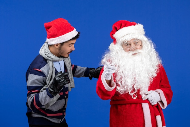 Foto gratuita vista frontale babbo natale con giovane maschio