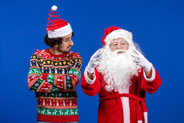 Foto gratuita vista frontale babbo natale con giovane maschio