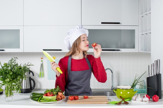 正面図はカットトマトの香りがするエプロンで女性料理人を満足させた