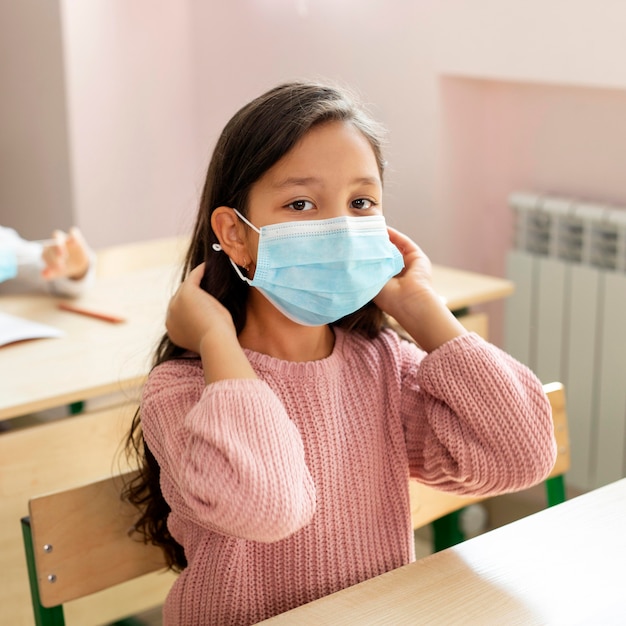 Vista frontale della scuola durante il concetto covid