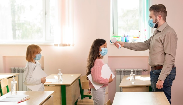 Vista frontale della scuola durante il concetto covid