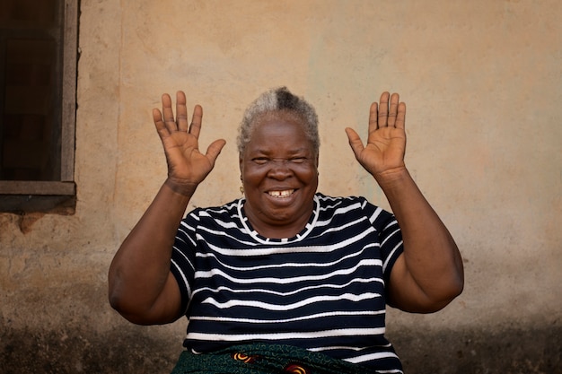 Foto gratuita posizione senior della donna di colore di vista frontale